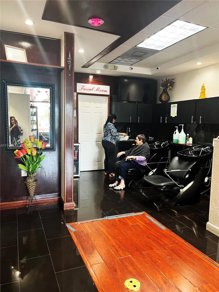 Thriving Beauty Salon with Ample Growth Capacity