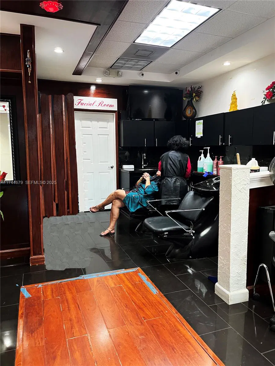 Thriving Beauty Salon with Ample Growth Capacity