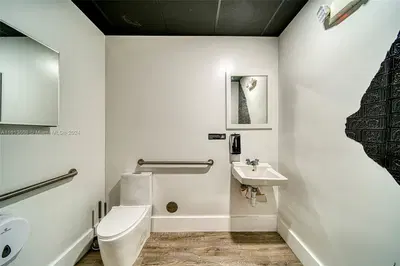 Premier Specialty Food Store with Strong Digital Presence