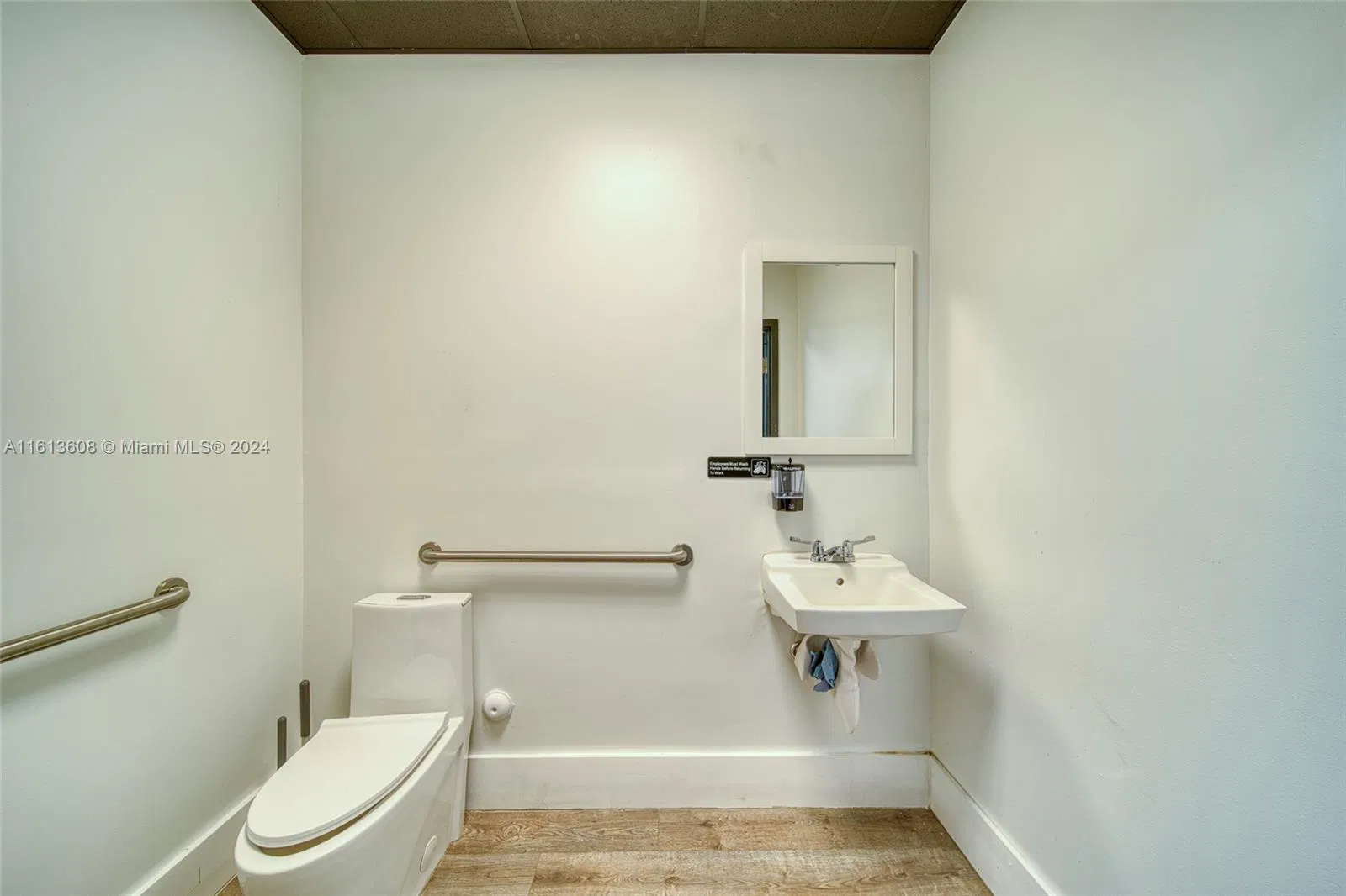 Premier Specialty Food Store with Strong Digital Presence