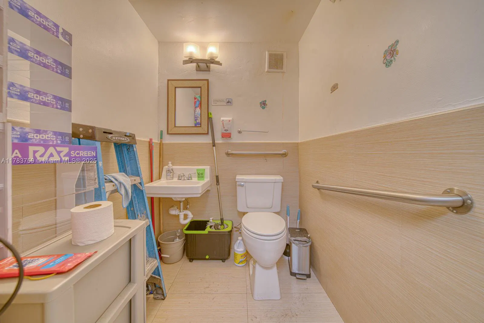 Thriving Smoke Shop with Loyal Customer Base