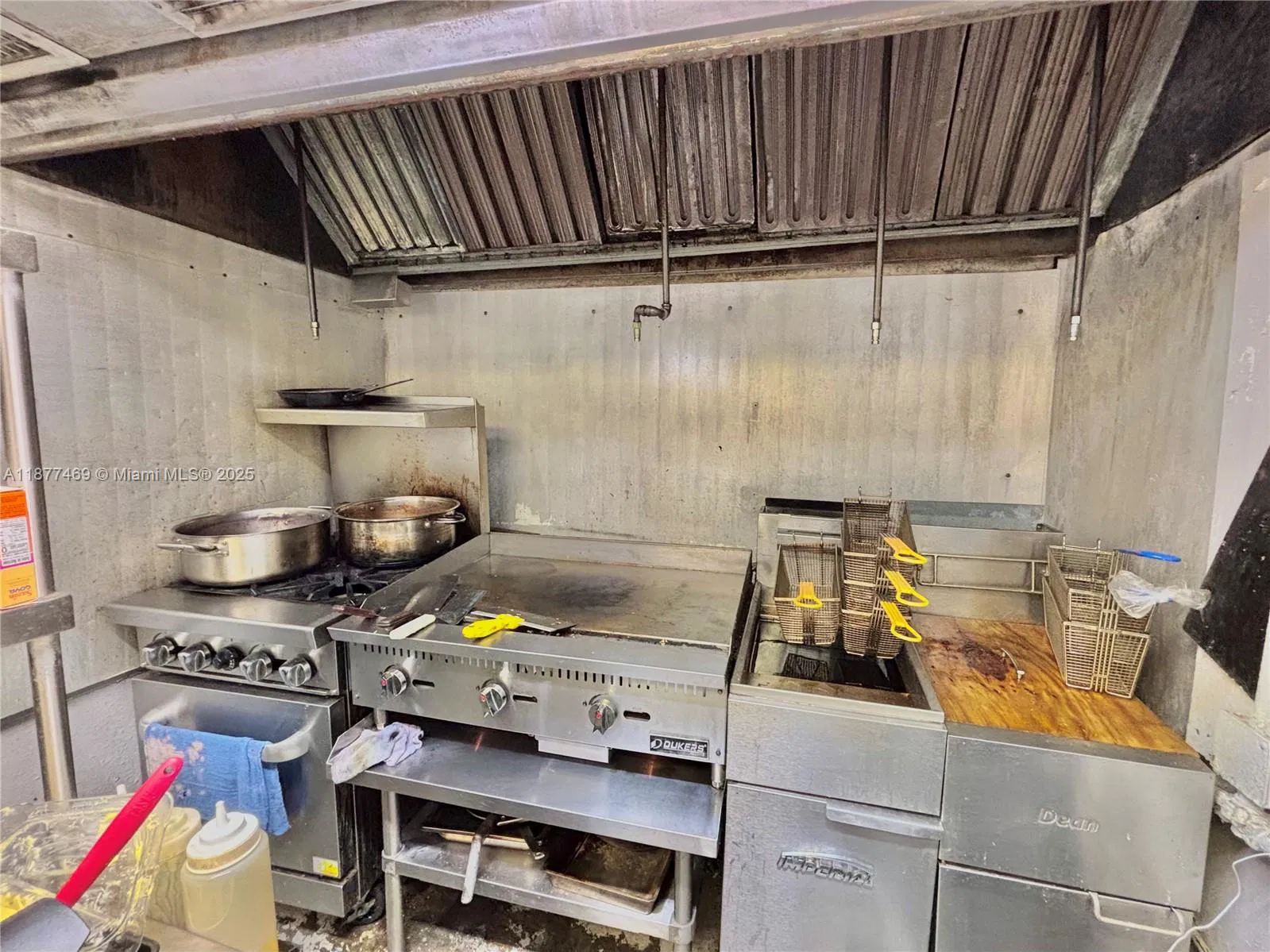 Profitable Cafeteria and Bar with Exceptionally Low Rent