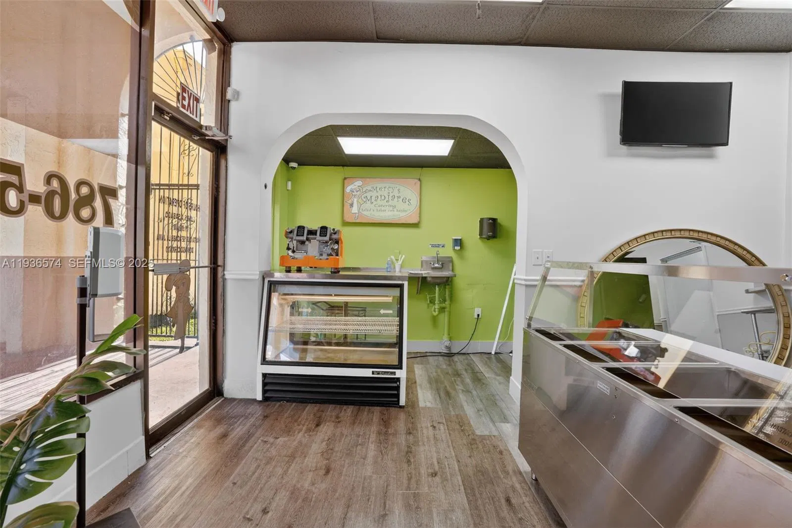 Established Restaurant with Prime Central Location