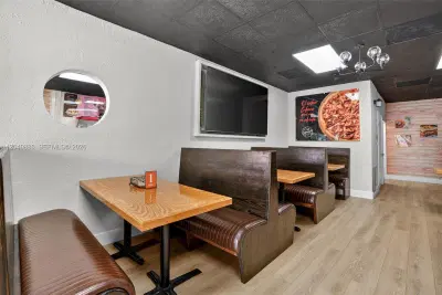 Established Pizzeria with Strong Mall Foot Traffic