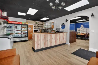 Established Pizzeria with Strong Mall Foot Traffic