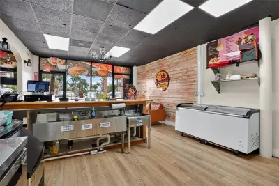 Established Pizzeria with Strong Mall Foot Traffic