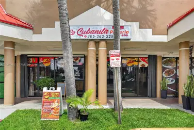Established Pizzeria with Strong Mall Foot Traffic