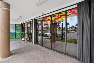 Established Pizzeria with Strong Mall Foot Traffic