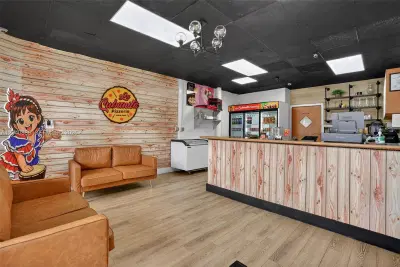 Established Pizzeria with Strong Mall Foot Traffic