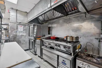 Established Pizzeria with Strong Mall Foot Traffic