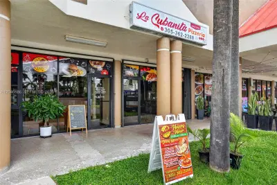 Established Pizzeria with Strong Mall Foot Traffic