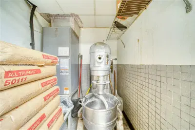 Profitable Pizzeria with a Prime High Traffic Location