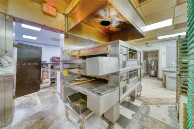 Profitable Pizzeria with a Prime High Traffic Location