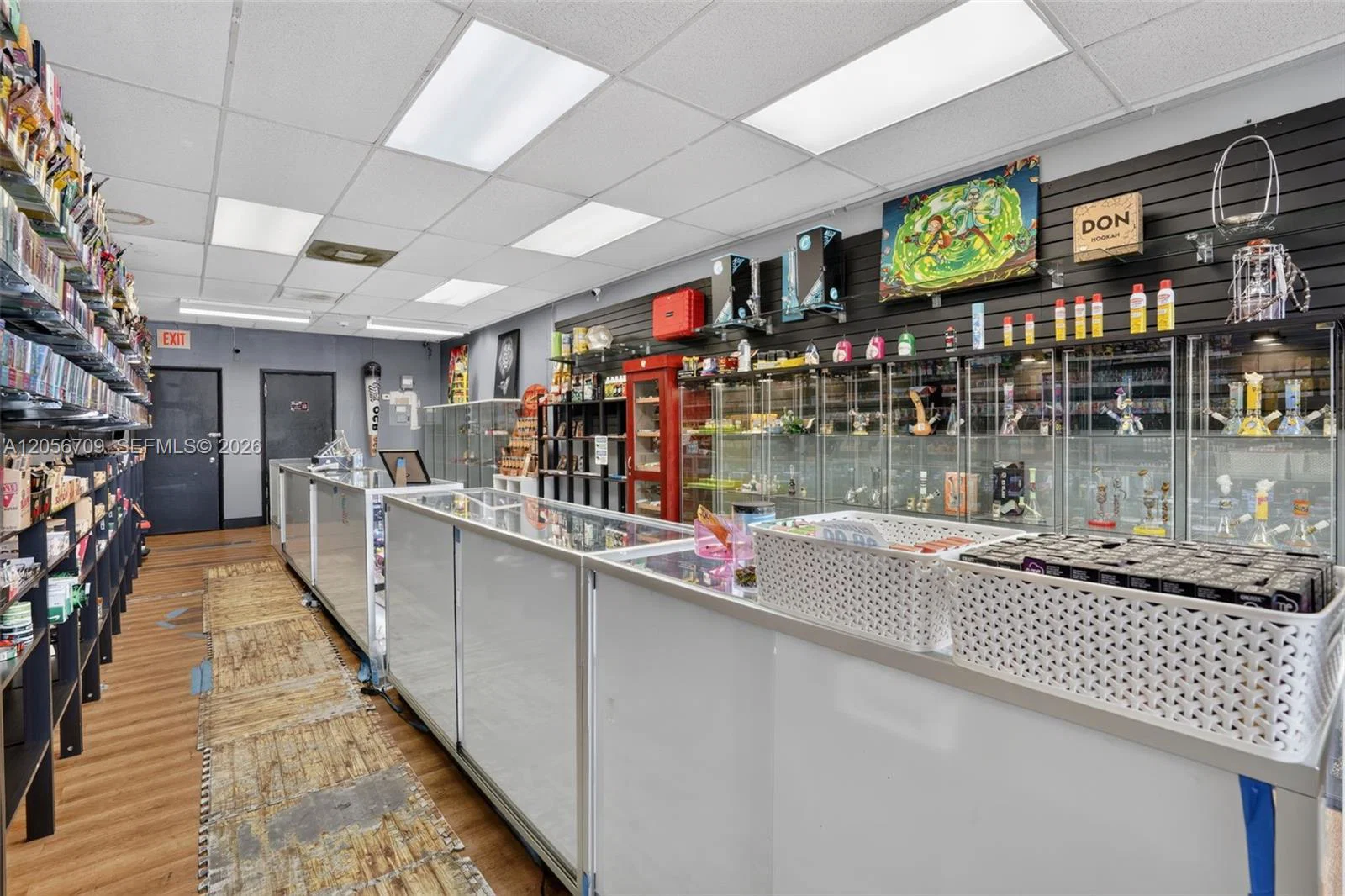 Complete Smoke Shop FFE Package with Excellent Visibility