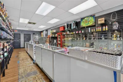 Complete Smoke Shop FFE Package with Excellent Visibility