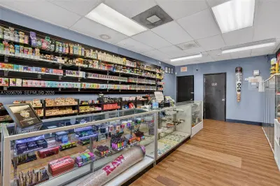 Complete Smoke Shop FFE Package with Excellent Visibility