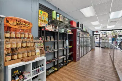 Complete Smoke Shop FFE Package with Excellent Visibility
