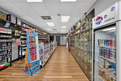 Complete Smoke Shop FFE Package with Excellent Visibility