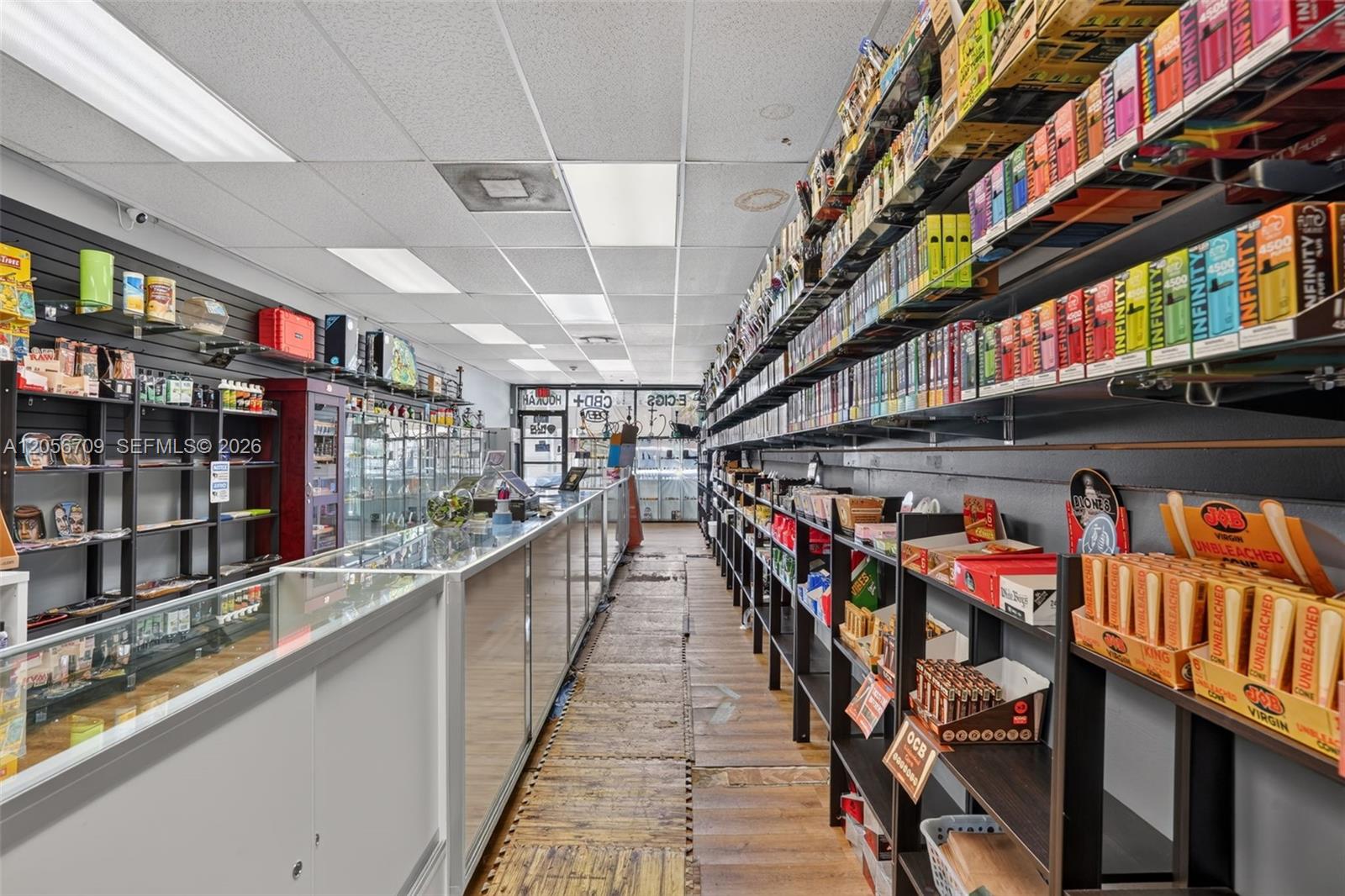 Complete Smoke Shop FFE Package with Excellent Visibility