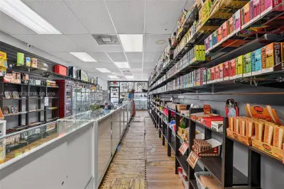Complete Smoke Shop FFE Package with Excellent Visibility