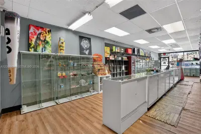 Complete Smoke Shop FFE Package with Excellent Visibility