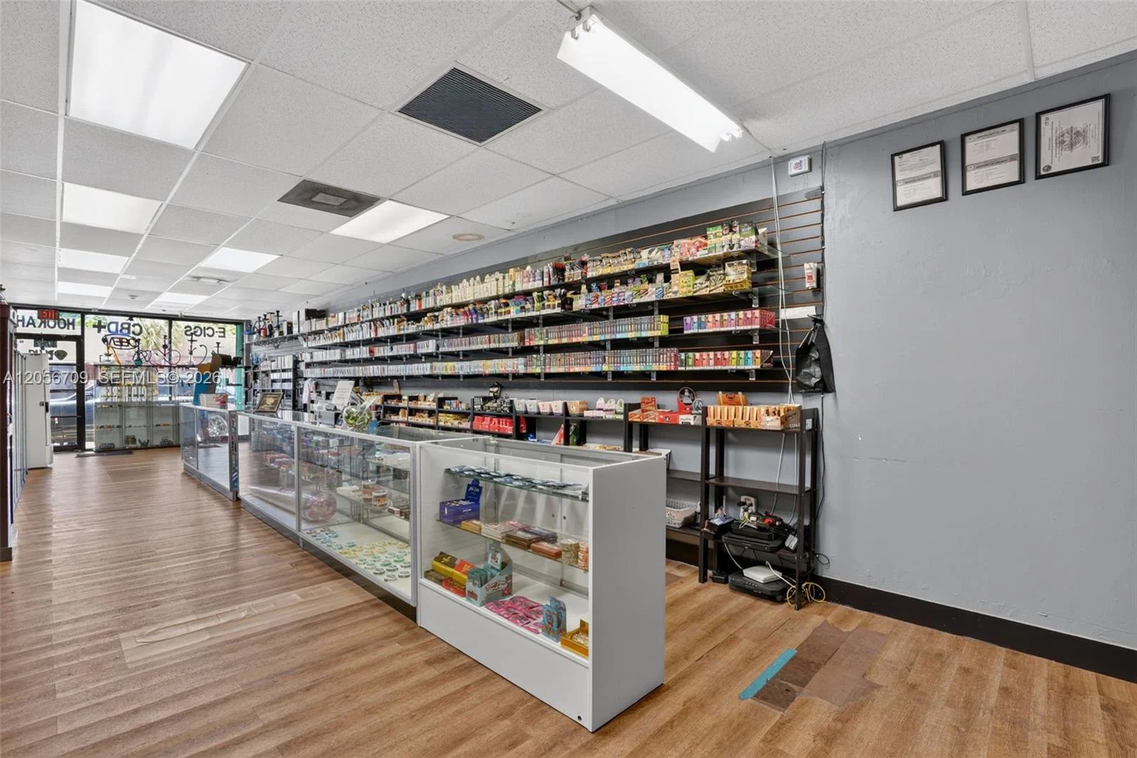 Complete Smoke Shop FFE Package with Excellent Visibility