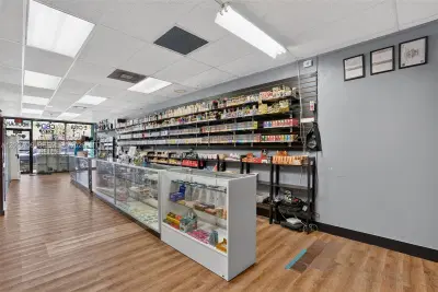 Complete Smoke Shop FFE Package with Excellent Visibility
