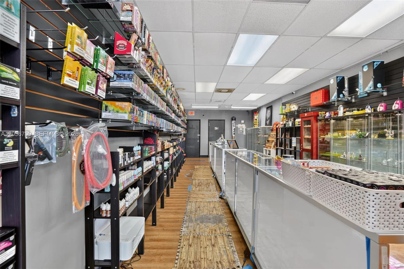 Complete Smoke Shop FFE Package with Excellent Visibility
