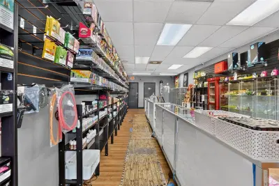 Complete Smoke Shop FFE Package with Excellent Visibility
