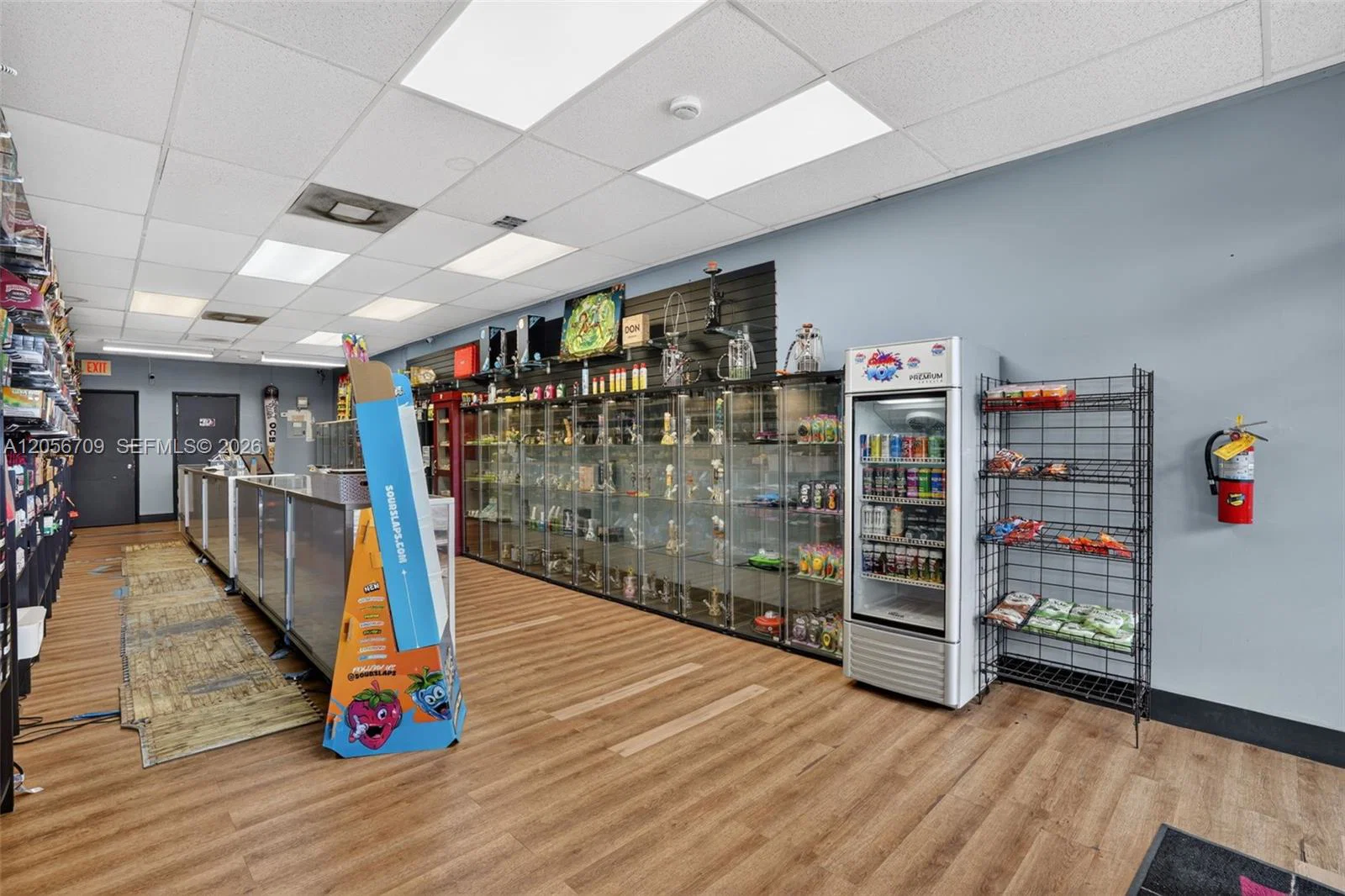 Complete Smoke Shop FFE Package with Excellent Visibility