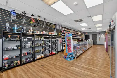 Complete Smoke Shop FFE Package with Excellent Visibility