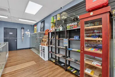 Complete Smoke Shop FFE Package with Excellent Visibility
