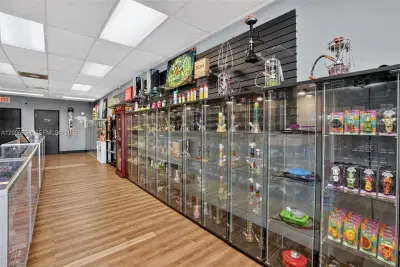 Complete Smoke Shop FFE Package with Excellent Visibility