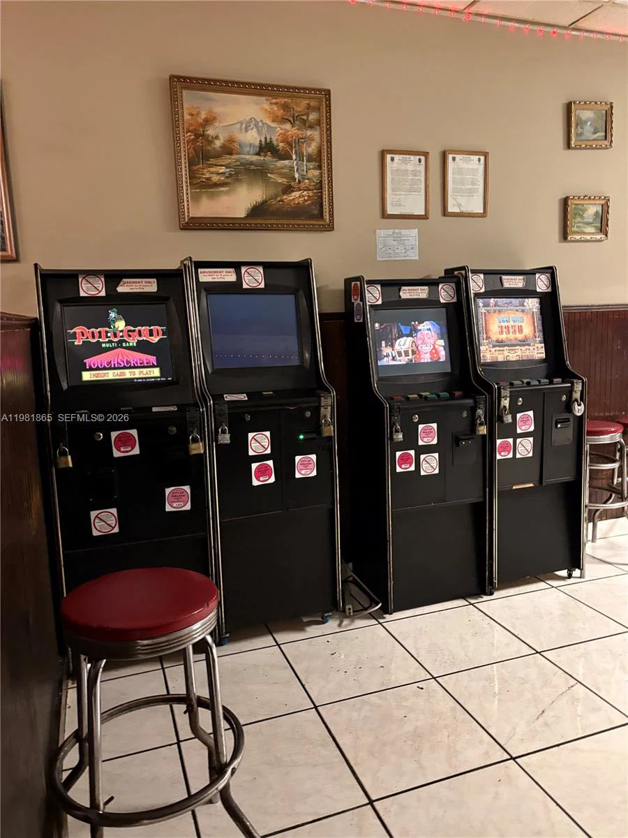 Established Restaurant and Caf with Current Licenses