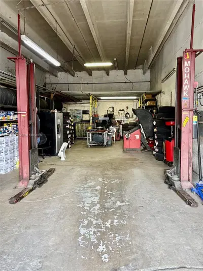 Established Tire Shop and Oil Change with Active Client Base