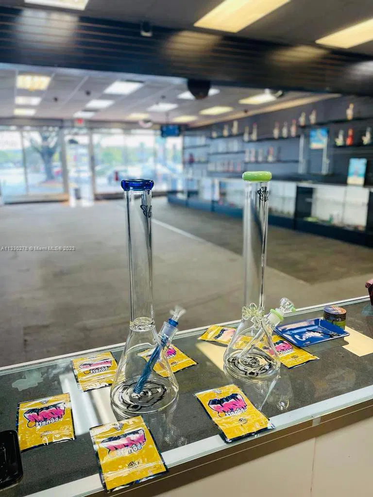 Profitable Smoke Shop with Turnkey Operations