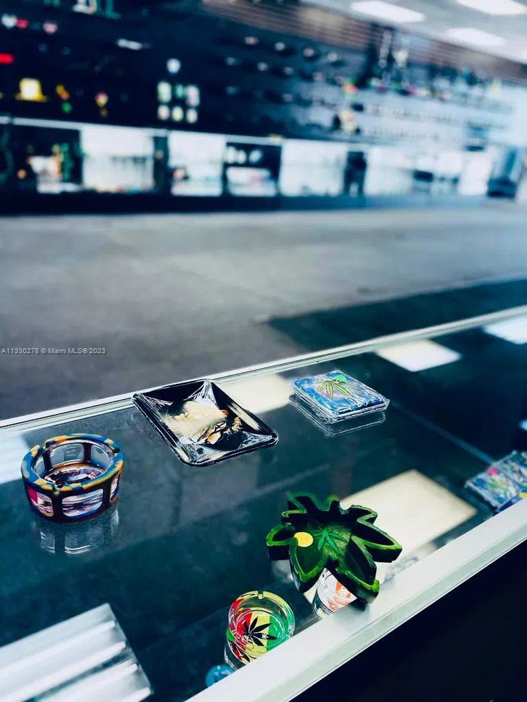 Profitable Smoke Shop with Turnkey Operations