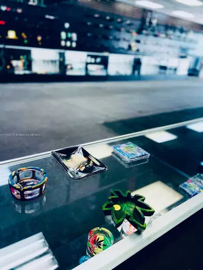 Profitable Smoke Shop with Turnkey Operations