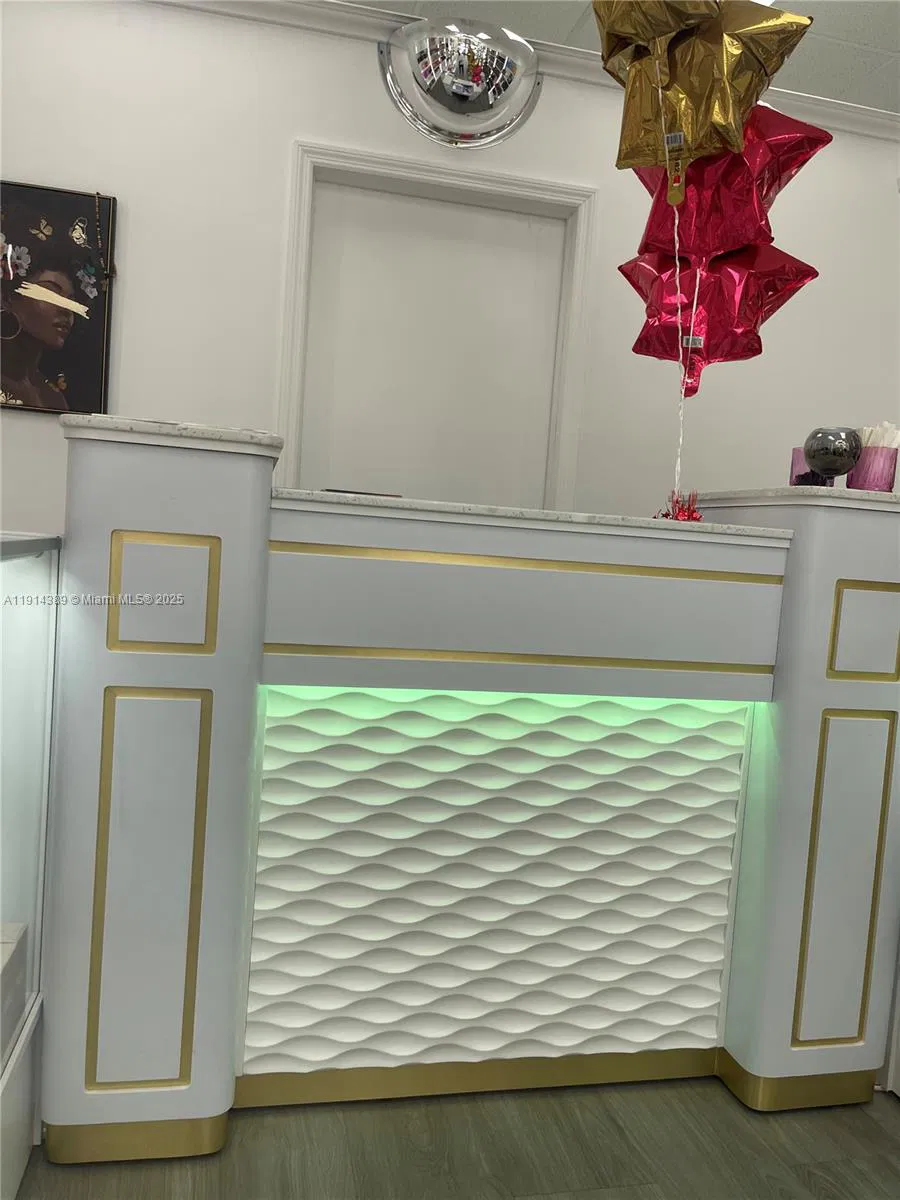 Turnkey International Fragrance Retailer in High Traffic Plaza