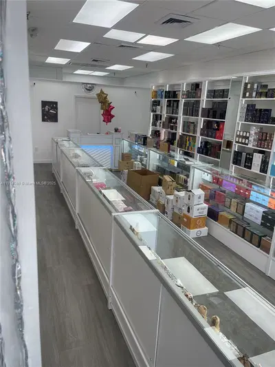 Turnkey International Fragrance Retailer in High Traffic Plaza