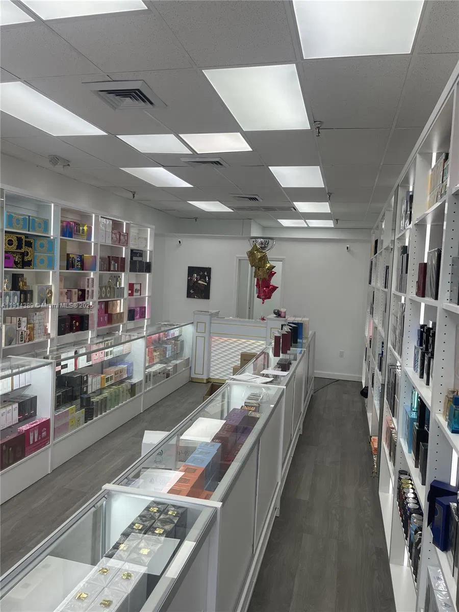 Turnkey International Fragrance Retailer in High Traffic Plaza