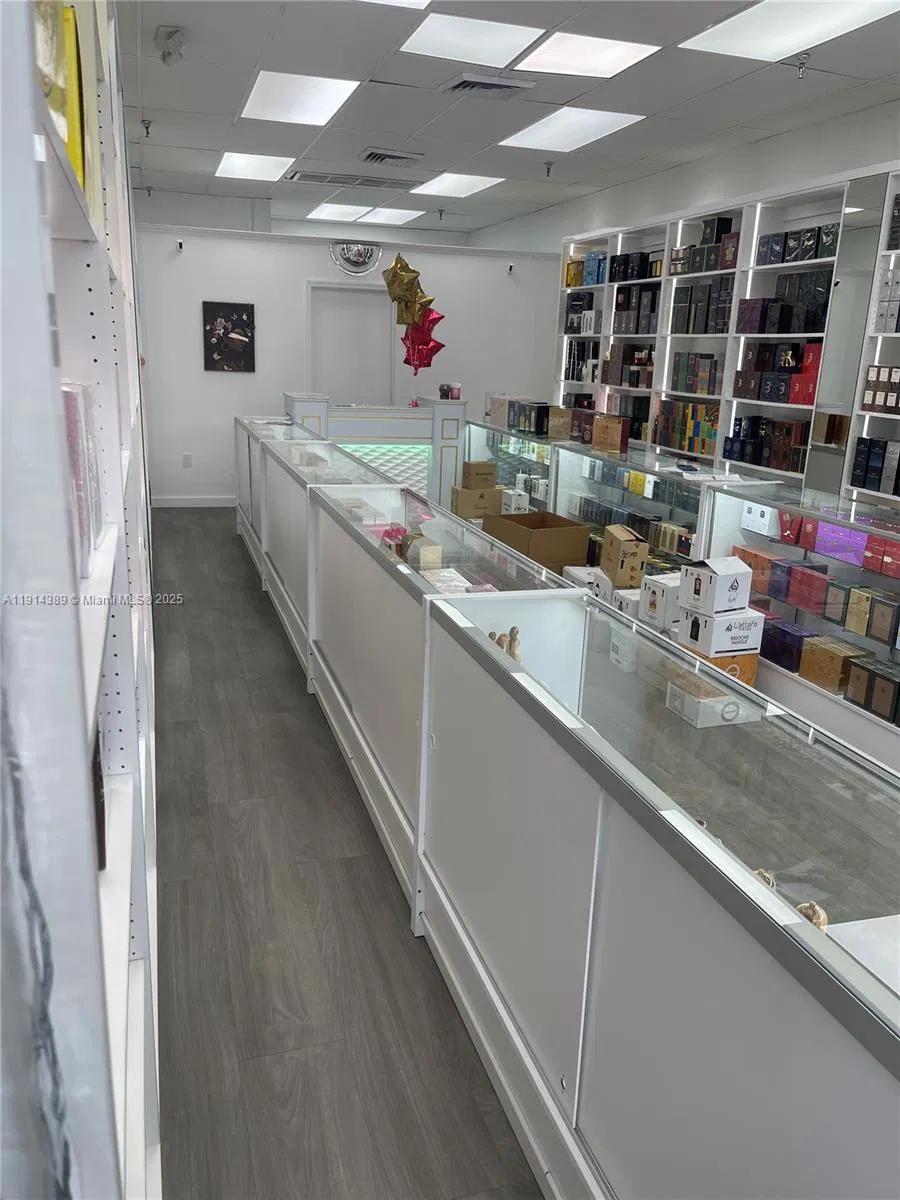 Turnkey International Fragrance Retailer in High Traffic Plaza