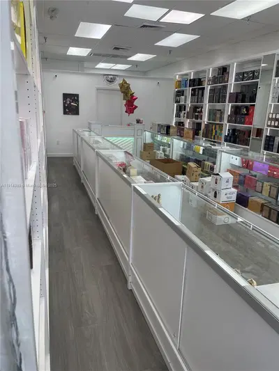 Turnkey International Fragrance Retailer in High Traffic Plaza