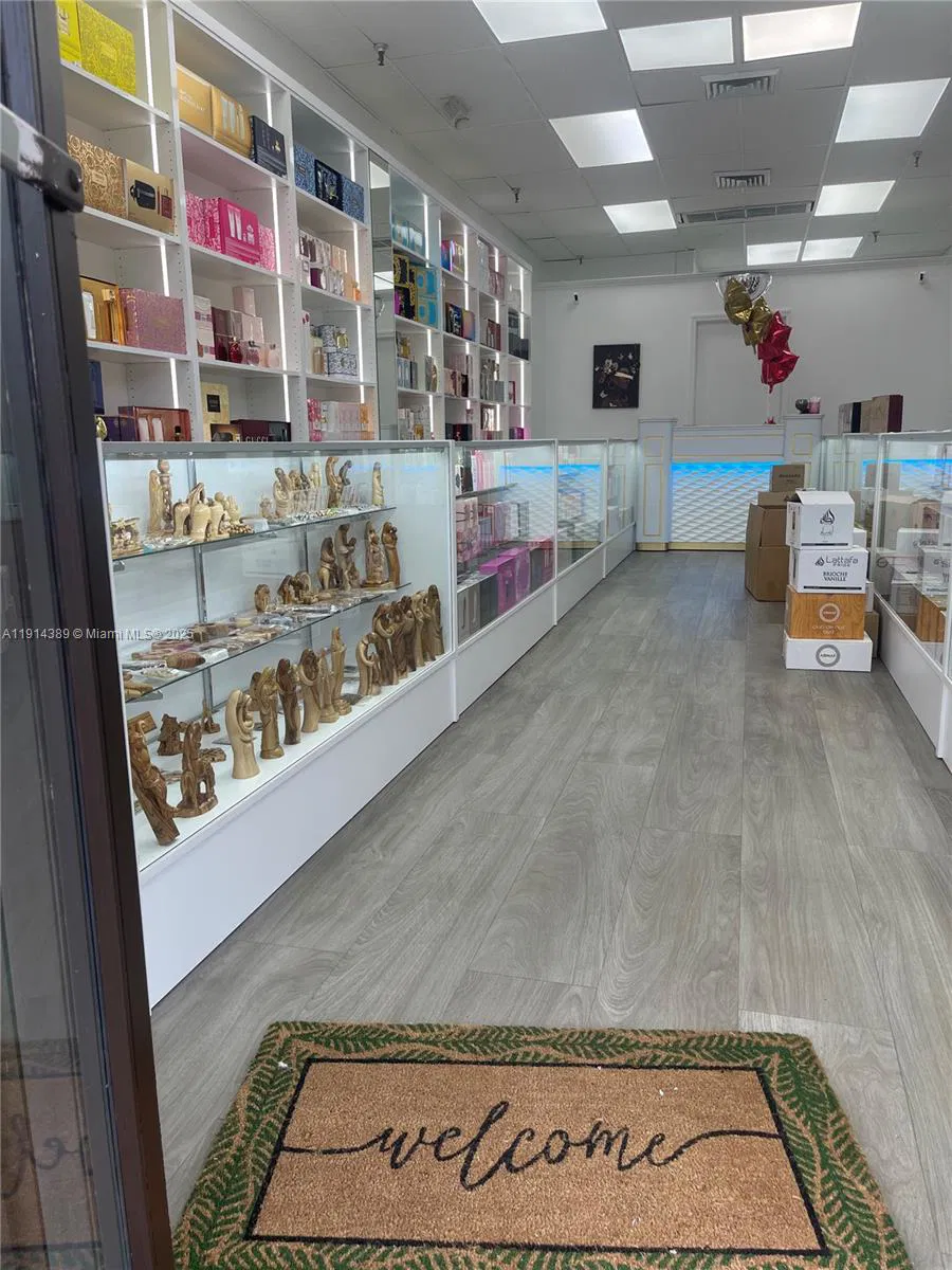 Turnkey International Fragrance Retailer in High Traffic Plaza