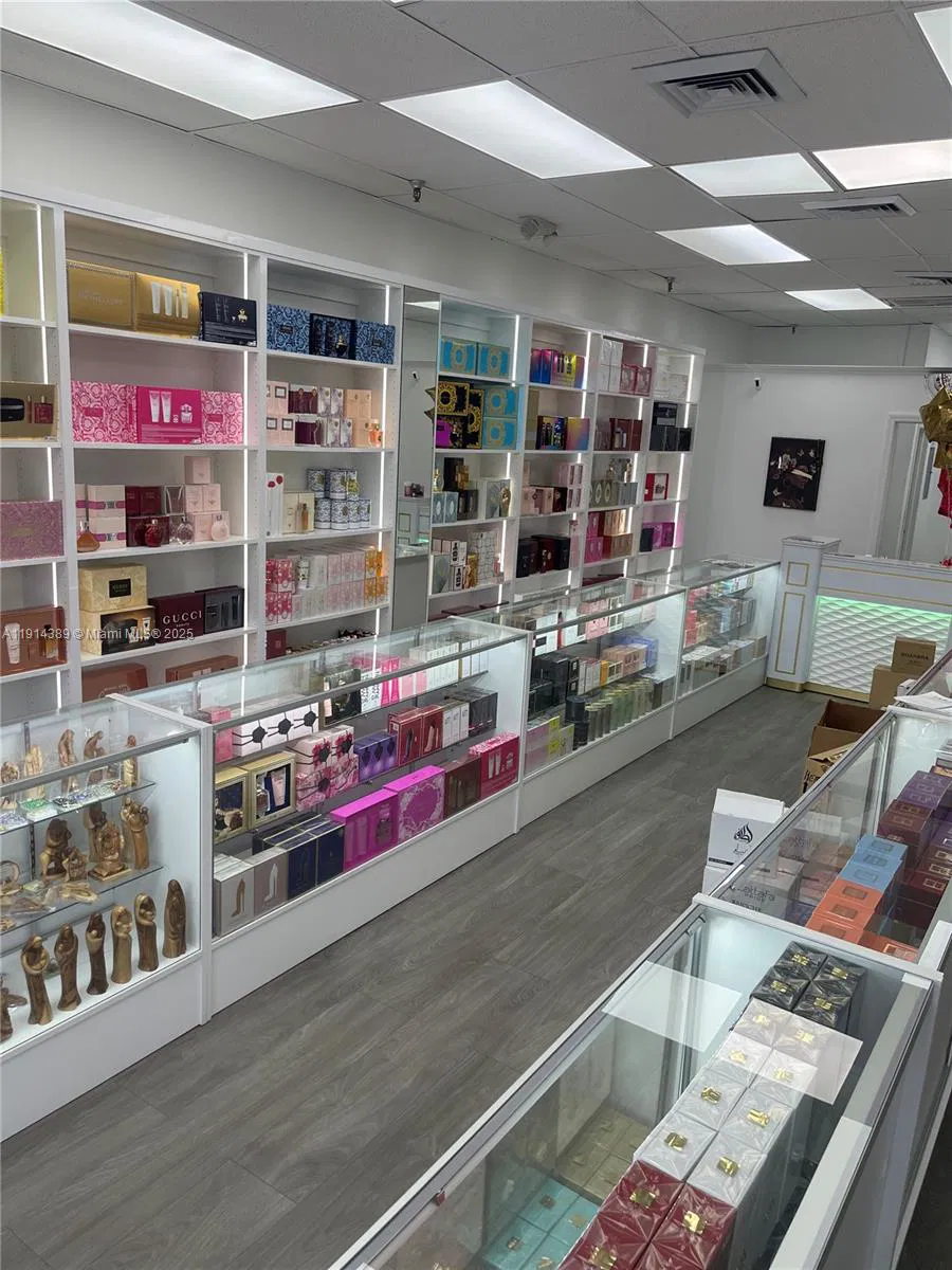 Turnkey International Fragrance Retailer in High Traffic Plaza