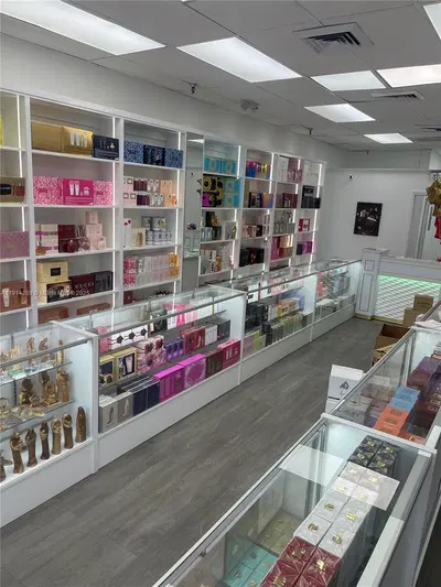 Turnkey International Fragrance Retailer in High Traffic Plaza