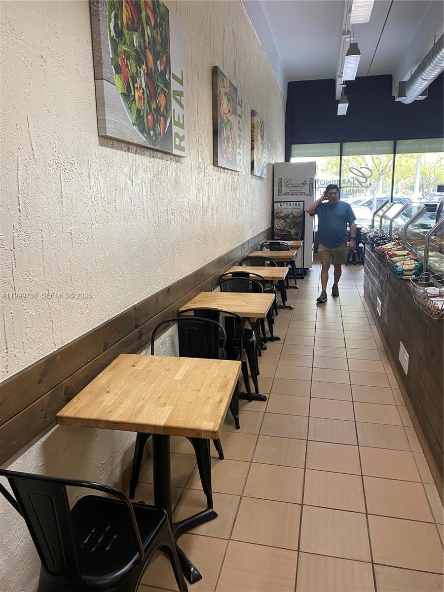 Established Gourmet Salad Restaurant in Prime Location