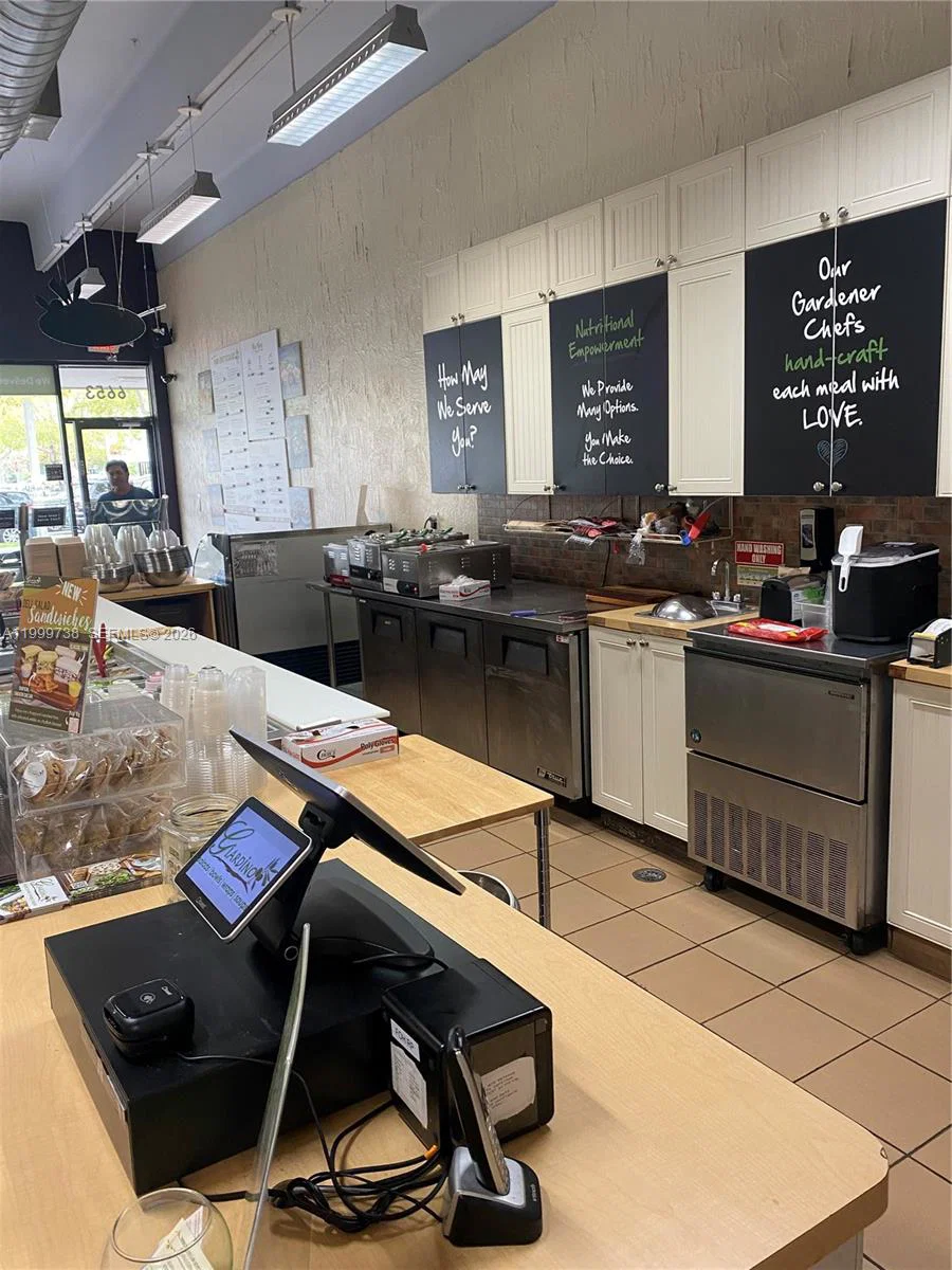 Established Gourmet Salad Restaurant in Prime Location