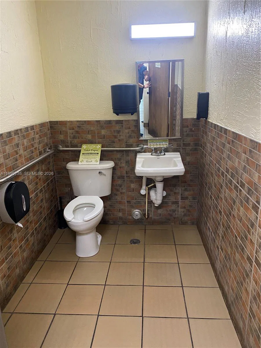 Established Gourmet Salad Restaurant in Prime Location