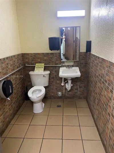 Established Gourmet Salad Restaurant in Prime Location